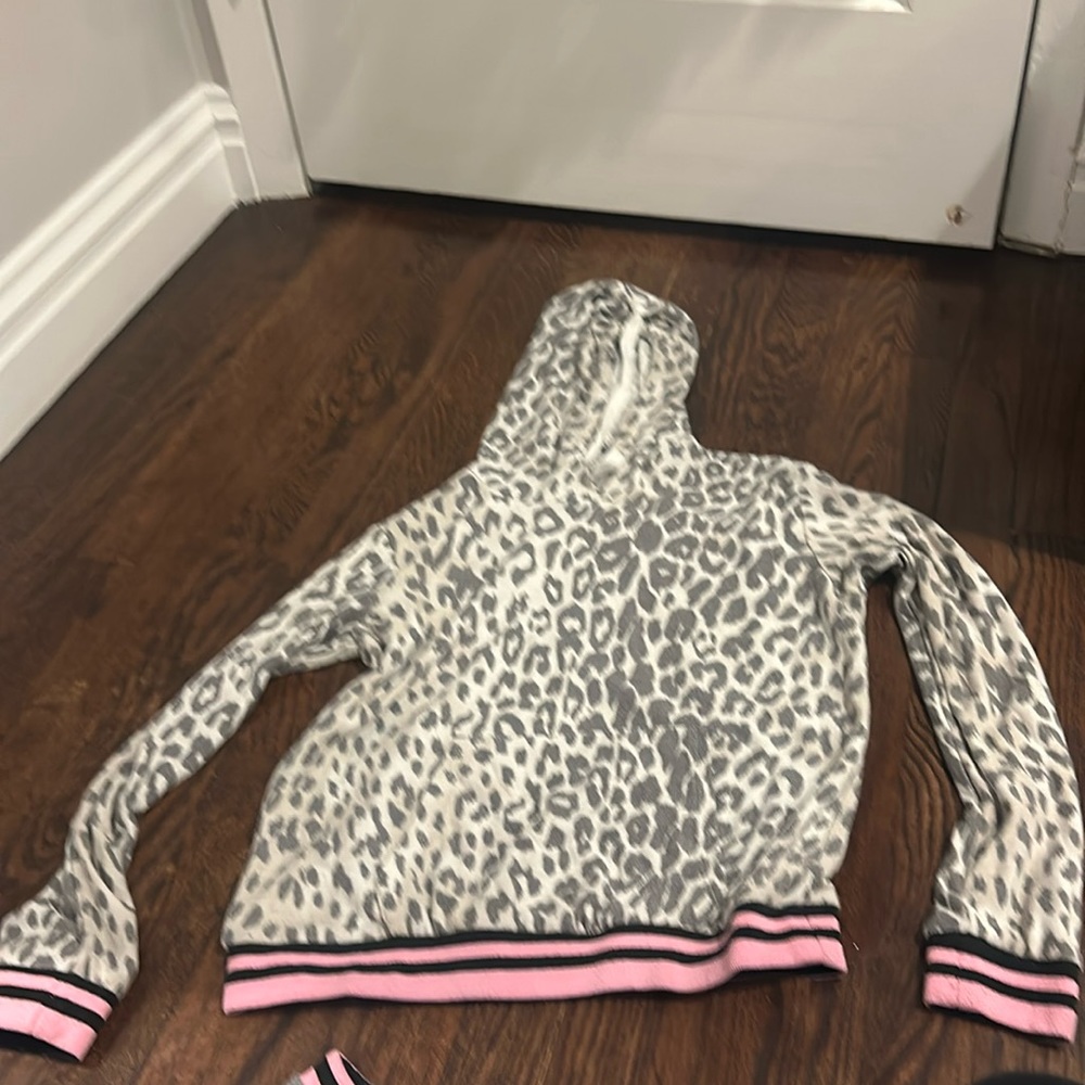 Katie J NYC matching leopard sweatpants outfit